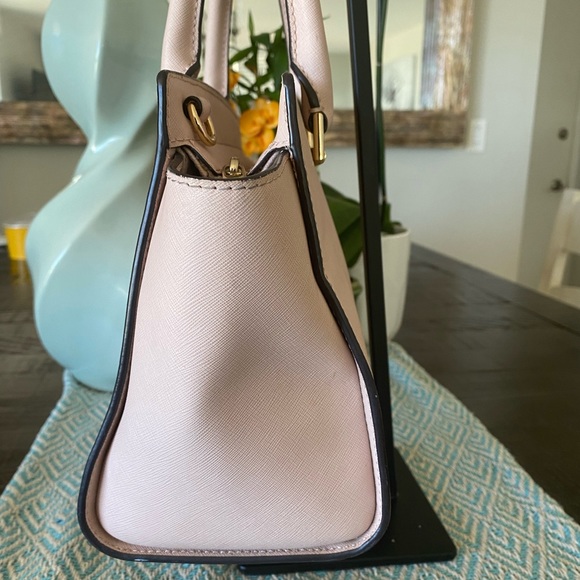 Michael Kors Small Tote (Light Pink) w/Gold Hardware. - Picture 4 of 14